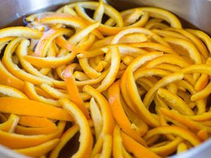 Khử mùi thức ăn trong phòng bếp bằng vỏ cam